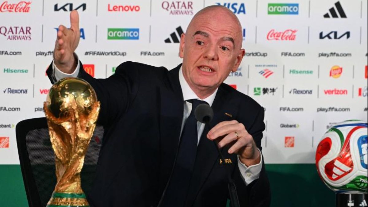 مشجعون في مدرجات كأس العالم مع تذاكر وباقات ضيافة ترمز إلى إيرادات فيفا من كأس العالم 2026