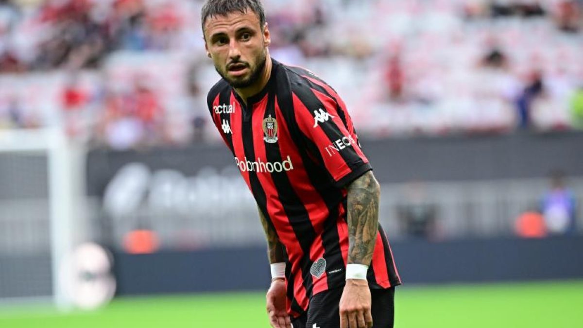 جوناثان كلاوس لاعب نيس خلال مباراة في الدوري الفرنسي