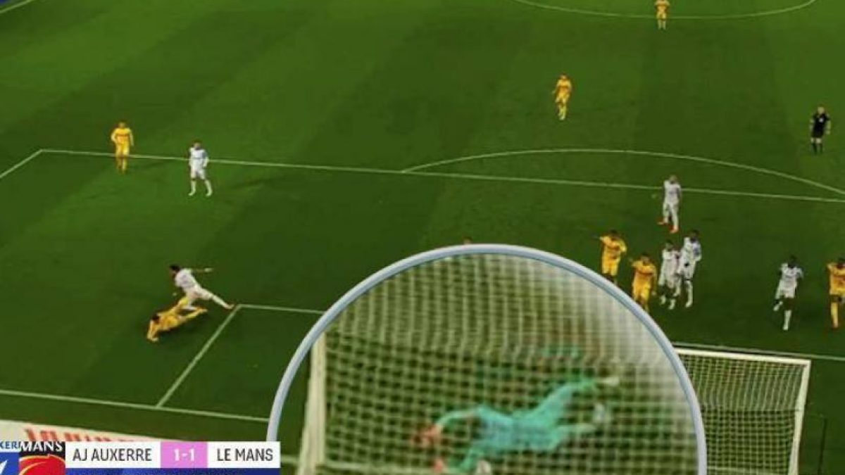 حكم كرة قدم خلال مباراة في الدوري الفرنسي وسط جدل تحكيمي